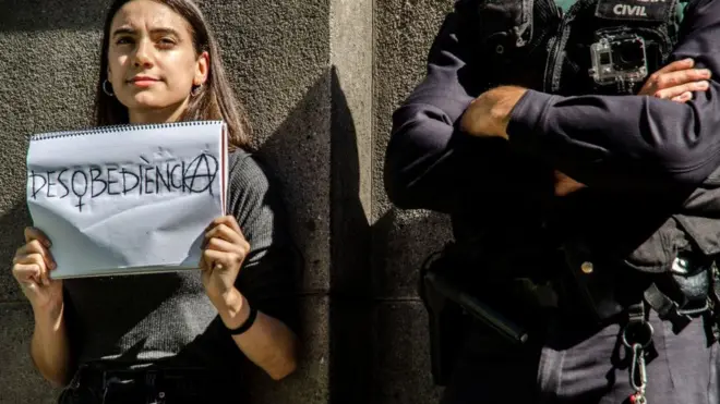 Las autoridades catalanas desoyeron al Tribunal Constitucional y Parlamento regional aprobó dos leyes para amparar la consulta y establecer una especie de hoja de ruta para una Cataluña independiente.