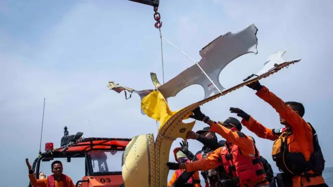 Petugas Basarnas mengevakuasi puing-puing pesawat Lion Air bernomor registrasi PK-LQP dengan nomor penerbangan JT 610 ke Kapal KN Sar Sadewa, di perairan Tanjung Karawang, Jawa Barat, Sabtu (3/11).