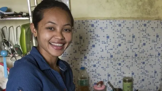 भारतीय हॉकी टीम की पूर्व कप्तान सुशीला चानू अपने घर में चाय बनाते हुए