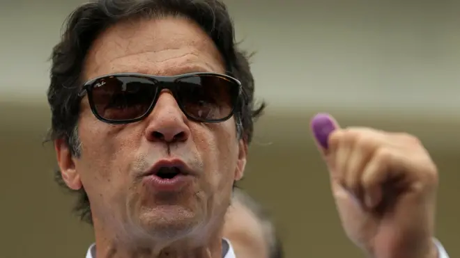 इमरान ख़ान की पीटीआई आम चुनावों में सबसे बड़ी पार्टी बनकर उभरी है.