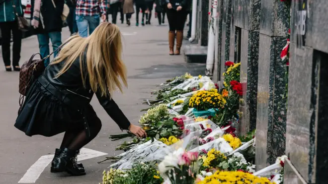 Харків'яни приносять квіти на місце аварії