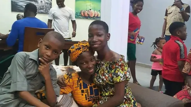 Emmanuella, iya ati aburo rẹ