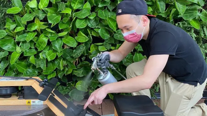 陳建文為生計兼職消毒工作。（照片由受訪者提供）