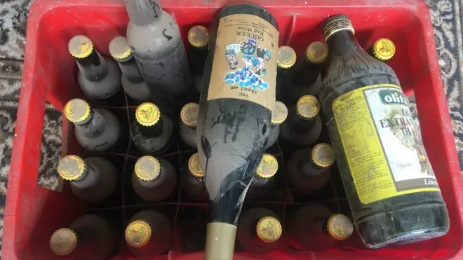 ቢራ፣ ወይንና የወይራ ዘይት የያዙ ጠርሙሶችም ተገኝተዋል