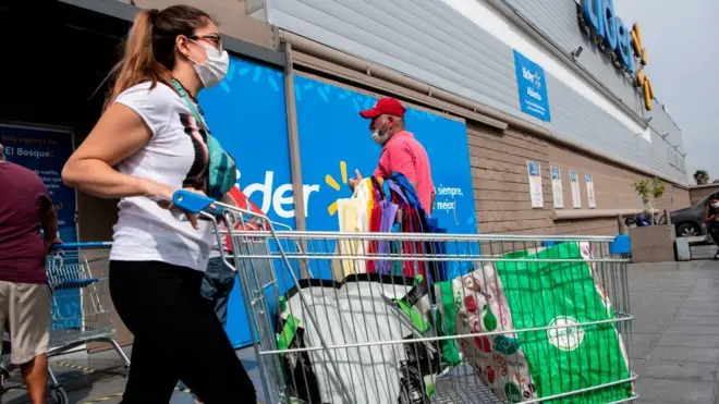 Tras un período en que solo negocios de primera necesidad estuvieron abiertos, Chile se prepara para una "nueva normalidad".