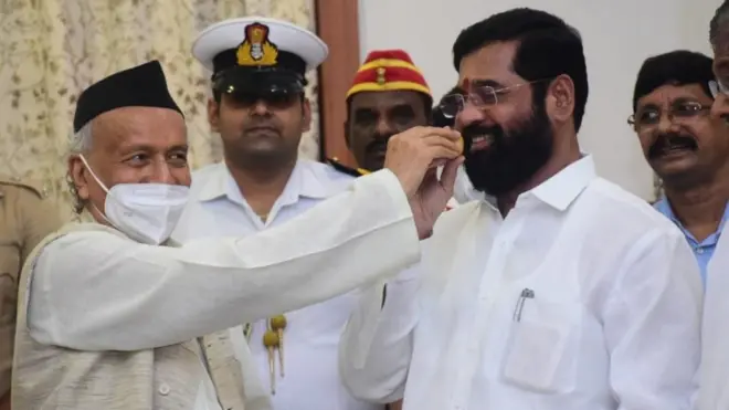 एकनाथ शिंदे यांचं अभिनंदन करताना राज्यपाल भगतसिंह कोश्यारी