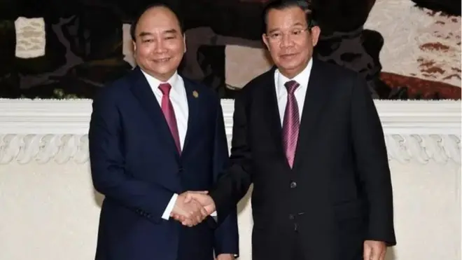 Chủ tịch nước Nguyễn Xuân Phúc hội kiến Thủ tướng Campuchia Hun Sen ở Phnom Penh ngày 21/12/2021