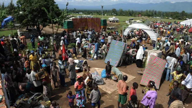 Les habitants de la ville de Kiwanja, au Nord-Kivu, se rassemblent devant une base des forces de maintien de la paix de l'ONU .