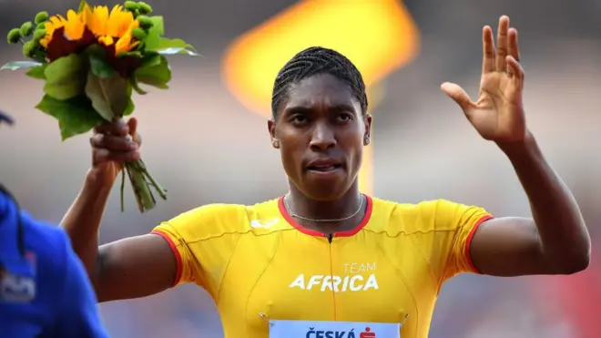 Caster Semenya célèbre sa victoire sur 800 mètres féminins lors de la deuxième journée de la Coupe Continentale de l'IAAF.