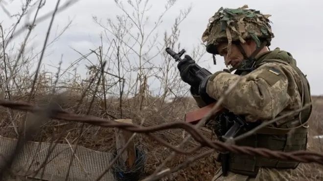 جندي أوكراني في نوبة حراسة بأحد المواقع القريبة من الخط الفاصل بين مناطق الانفصاليين الأوكرانيين الموالين لروسيا ومواقع الجيش الأوكراني.