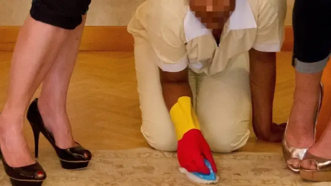 አንዲት በቤት ውስጥ ሥራ ላይ የተሰማራች ወጣት