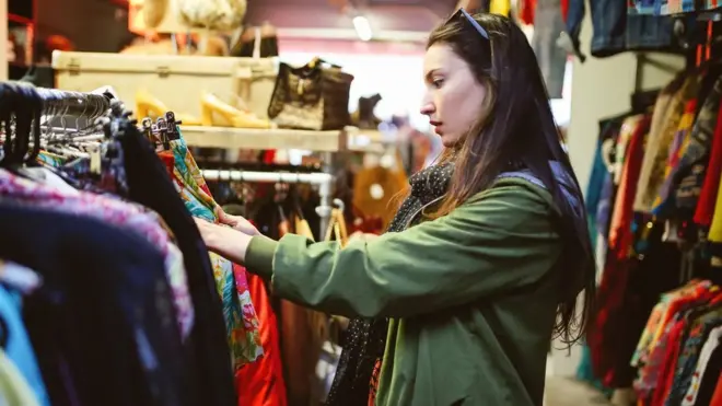 '웰빙 의류' 운동이란 옷을 적게 사서 오래 입고 의류 노동자들의 복지를 지원하는 것 등을 포함한다