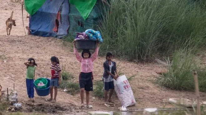 သောင်ရင်းမြစ်ကမ်းဘေးက စစ်ရှောင်တွေ