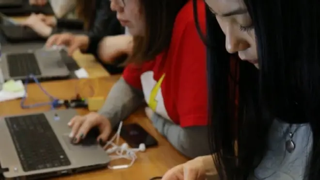 Спутник учуруу кыялы менен жүргөн кыргызстандык кыздар