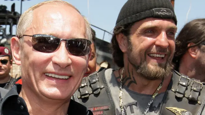 Байкер "Хирург" давно дружит с Владимиром Путиным, который любит порой прокатиться на "навороченных железяках" (фото 2010 года)