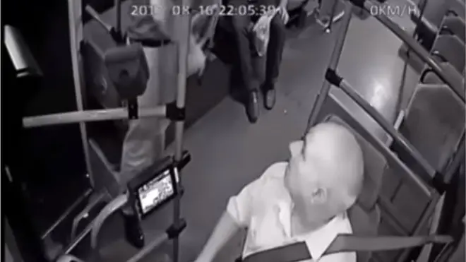 Bu görüntüdə ayaqüstə olan şəxsin əlində silah var