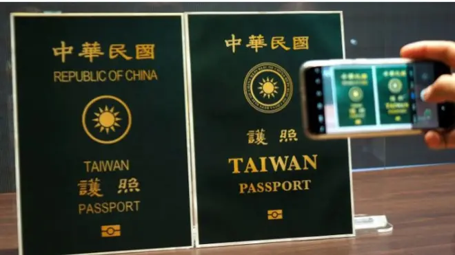 تغير تصميم جواز السفر التايواني في سبتمبر/أيلول 2020 لمنع الخلط بين المواطنين التايوانيين ونظرائهم الصينيين أثناء السفر للخارج