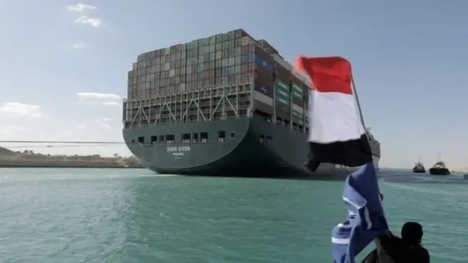 عملية تعويم السفينة أيفرغيفن في مجرى قناة السويس تمّت بمشاركة أسطول من القاطرات والحفارات