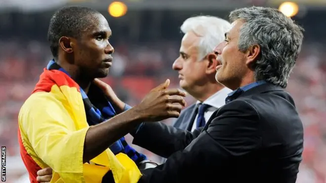 Samuel Eto'o et Jose Mourinho ont remporté ensemble un triplé à l'Inter Milan en 2010, dont la Ligue des champions de l'UEFA.
