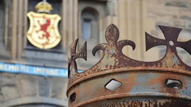 Во все времена и во всех странах корона была слишком соблазнительным и привлекательным делом, и за правл возложить ее себе на голову3 шли кровавые и не очень честные битвы.