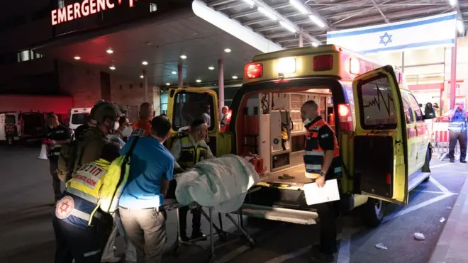 救援部门又在社交网站发文，表示他们不会放弃搜救工作，直至最后一名伤者离开现场。