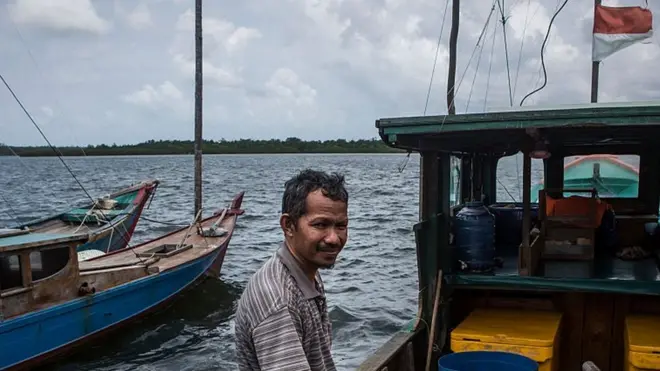 Nelayan asal Natuna, Ujang, 40 tahun, duduk di atas perahunya di dekat pelabuhan Ranai, Natuna, 19 Agustus 2016.