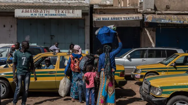 มกราคมปี 2017 ได้เกิดการเปลี่ยนแปลงทางการเมืองในแกมเบีย อดีต ปธน.ที่ครองอำนาจมา 22 ปี แพ้การเลือกตั้ง แต่กลับปฏิเสธไม่ยอมมอบโอนอำนาจให้กับผู้ชนะ