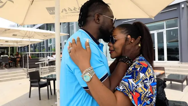 Man dey kiss im wife for forehead