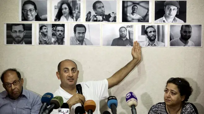 صورة من الارشيف للمرشح الرئاسي المصري السابق خالد علي وهو يشير الى صور ناشطين اعتقلوا خلال الاحتجاجات التي اندلعت عقب قرار الحكومة تسليم جزيرتي تيران وصنافير للسعودية ومنهم الناشط مالك عدلب (الثالث من اليمين في الصف الاعلى).