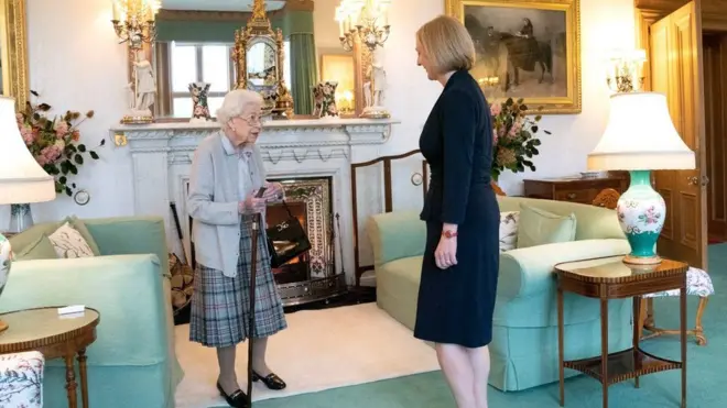 英国女王任命了自1955年以来的每一位首相。这次新首相特拉斯必须前往苏格兰的巴尔莫拉尔城堡（Balmoral Castle），女王第一次在那里任命首相。