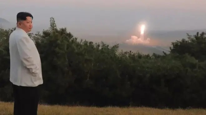 过去的一个月，平壤向日本上空发射了一枚导弹，迫使日本居民寻求庇护