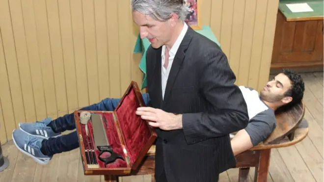 Gareth Miles, del Old Operating Theatre de Londres, representando una operación en el pasado