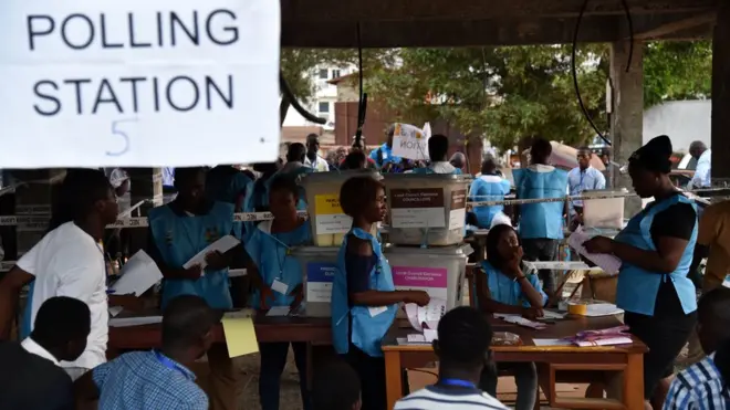 Sierra Leone election workers dey count pipo vote for polling station inside Freetown after di March 7, 2018 election.