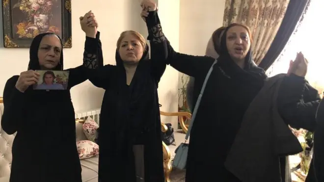 از راست به چپ: شهناز اکملی مادر مصطفی کریم بیگی و ناهید شیربیشه مادر پویا بختیاری و