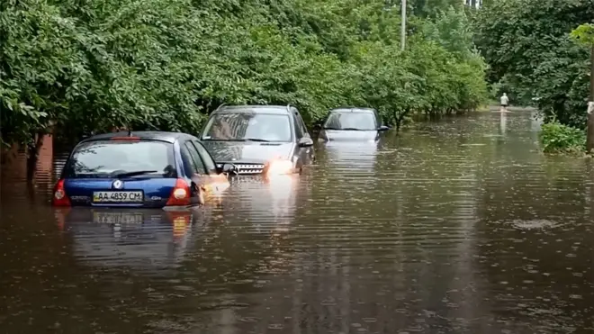 Злива у Києві: потоп у метро й авто у воді