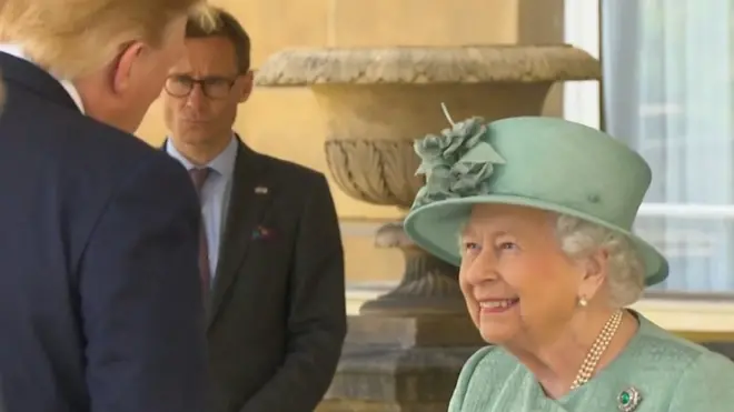 استقبلت الملكة إليزابيث الثانية، الرئيس الأمريكي دونالد ترامب وزوجته ميلانيا في أول أيام زيارتهما الرسمية للمملكة المتحدة.