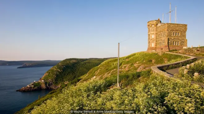 Signal Hill di St John's, Newfoundland, adalah tempat di mana transmisi nirkabel transatlantik pertama diterima.