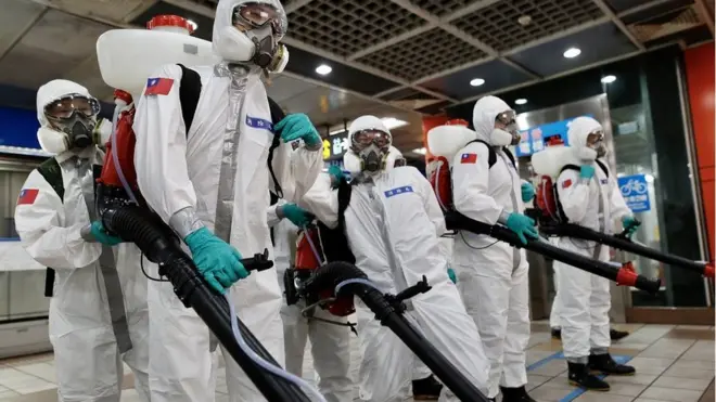 台湾周四会开始配发15万剂疫苗，以疫情严重的大台北地区之医护及防疫人员，宪兵及警察这三类群组为优先施打对象（台湾军方人员在台北的一个火车站内喷洒消毒剂，2021年5月25日照片）。