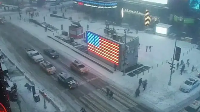 Таймс-сквер замітає снігом