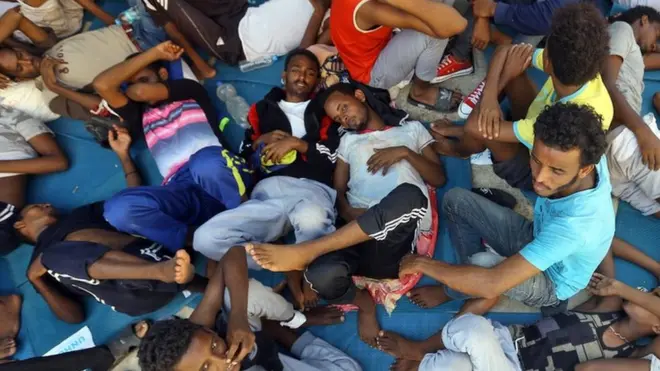 ስደተኛታት ኣብ ጀልባ