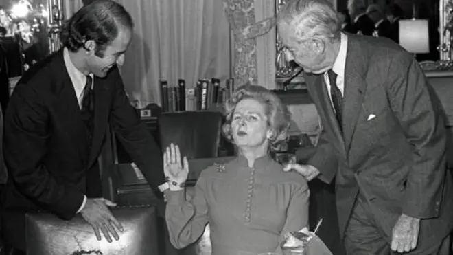 Biden (solda) 1975'te İngiltere Başbakanı Margaret Thatcher ile bir öğle yemeğinde