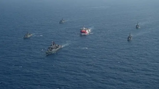 Турецкое разведывательное судно "Орук Рейс" (в центре) не в первый раз выходит в море и оказывается в центре геополитического скандала