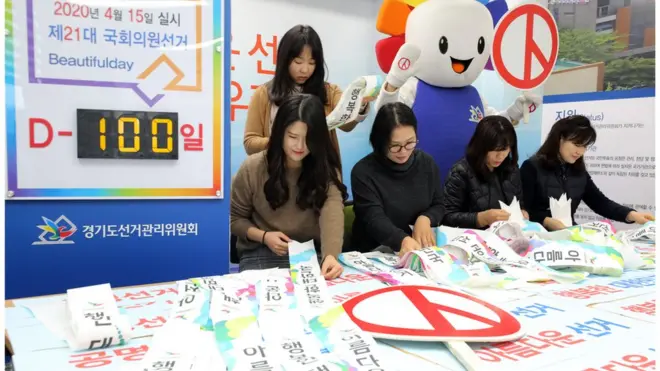 제21대 국회의원 선거를 100일 앞둔 6일 오전 경기도 수원시 영통구 경기도선거관리위원회에서 관계자들이 선거 홍보물을 검수하고 있다