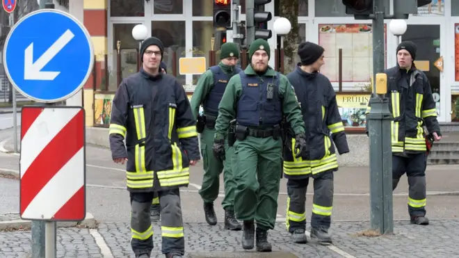 Поліція і парамедики на порожніх вулицях міста