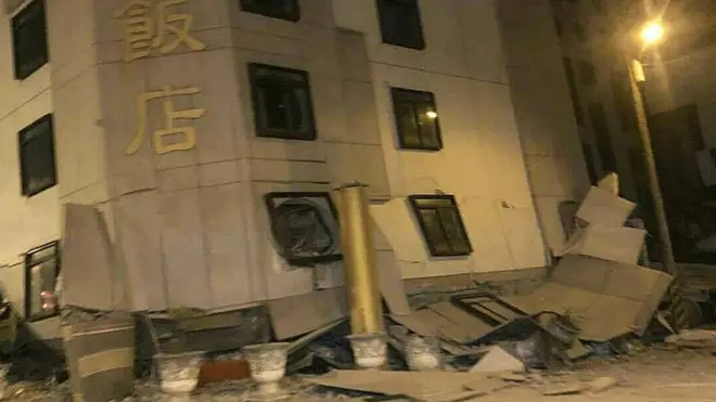 В результате землетрясения была разрушено основание и весь первый этаж отеля