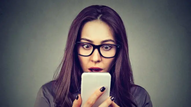 ఫోన్‌లో చూస్తున్న యువతి