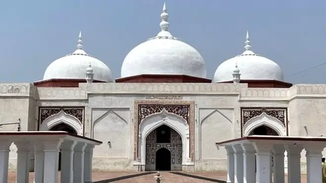 بھیرہ میں مغل دور کی ایک قدیم مسجد واقع ہے