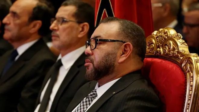 الملك محمد السادس وعدد من المسؤولين