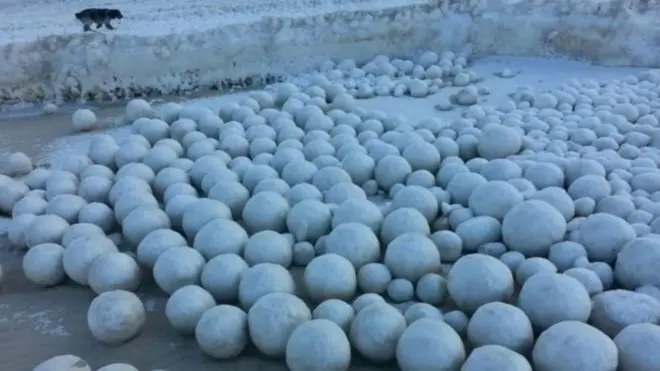 خلک وايي، له دې مخکې یې داسې واورینې ګولۍ لیدلې نه وې