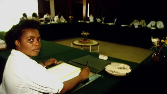 Minisitiri w'intebe Agathe Uwilingiyimana ubwo yari ayoboye inama y'abaminisitiri